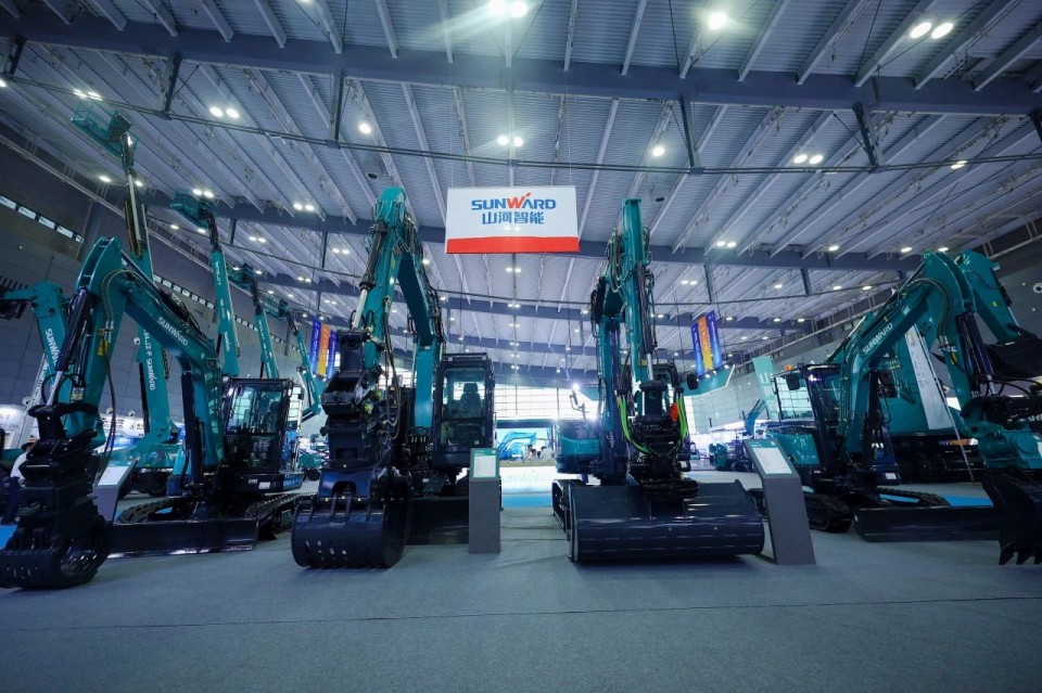 2025 CICEE | 从单一工具迈向多元化解决方案，米兰网址智能呈现非凡挖掘机风采