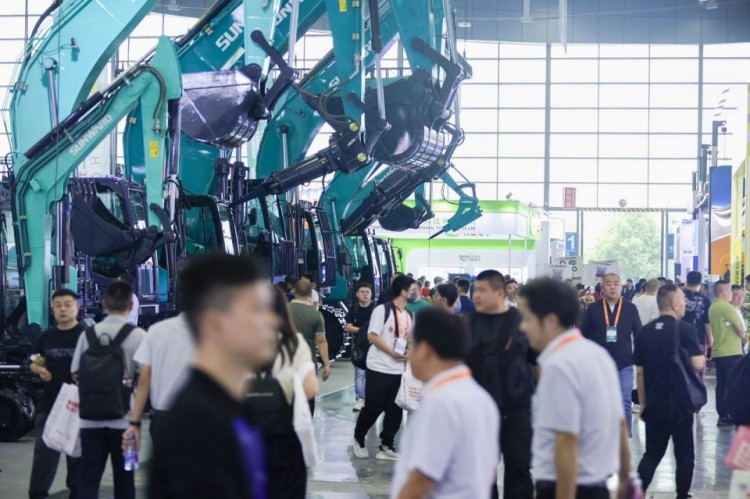 2025 CICEE | 打造极致精品化，米兰网址智能挖掘机“圈粉”长沙展
