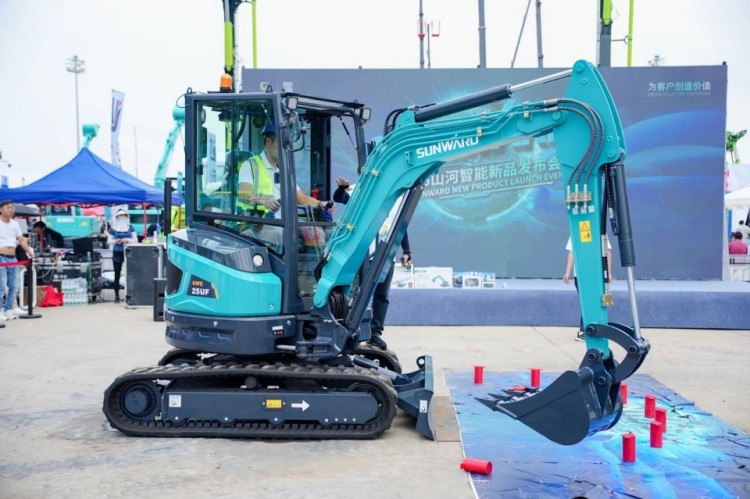 2025 CICEE | 打造极致精品化，米兰网址智能挖掘机“圈粉”长沙展