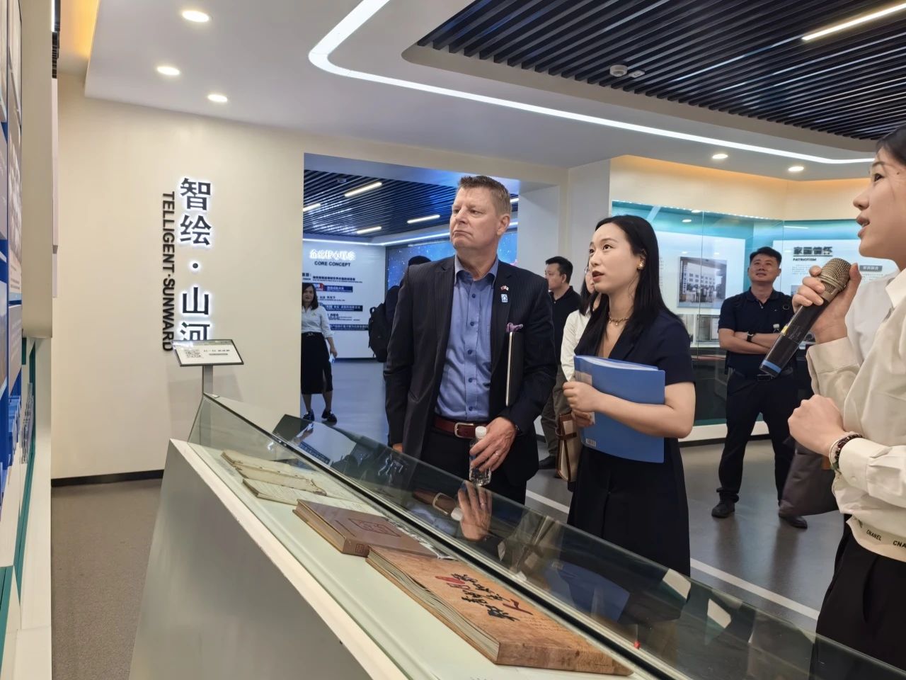 芬兰驻华大使馆商务参赞到访米兰网址智能