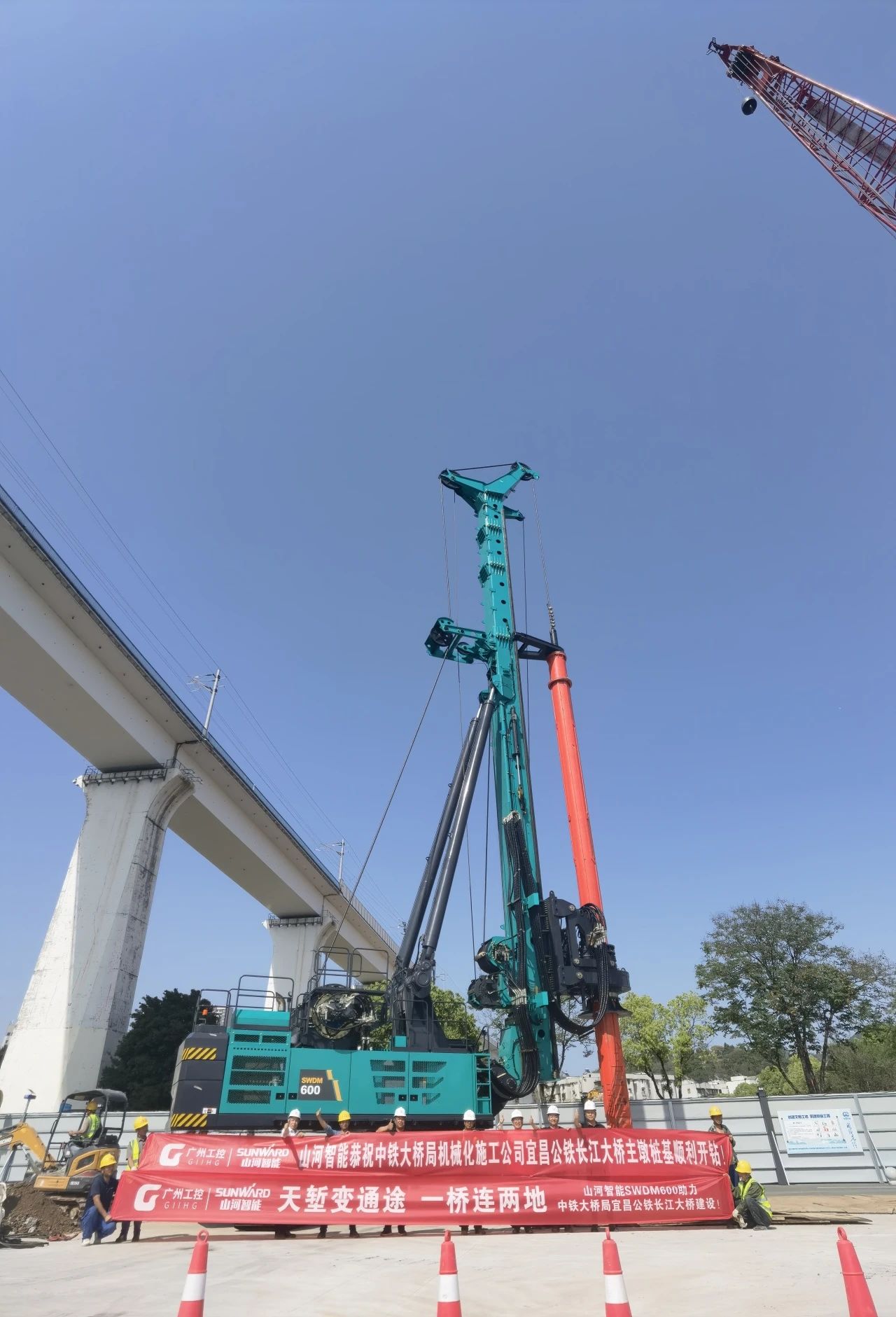 再战“世界级工程”!米兰网址智能旋挖钻机助力宜昌长江公铁大桥建设
