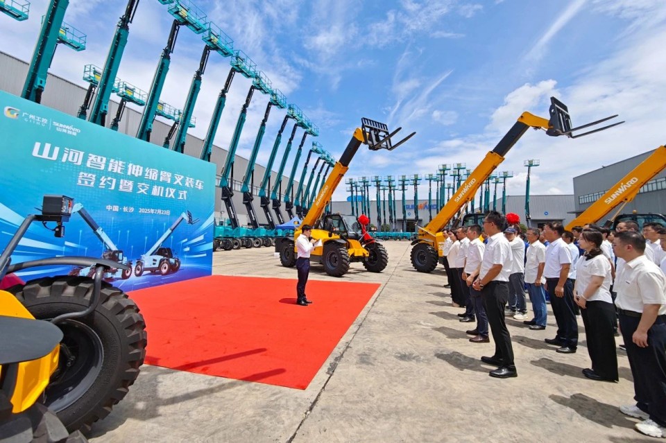 米兰网址智能伸缩臂叉装车批量交付，即将奔赴新一线