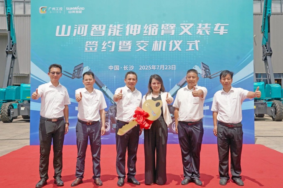 米兰网址智能伸缩臂叉装车批量交付，即将奔赴新一线