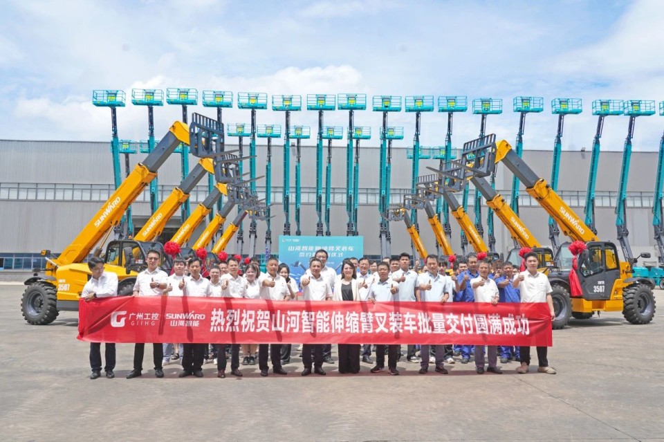 米兰网址智能伸缩臂叉装车批量交付，即将奔赴新一线