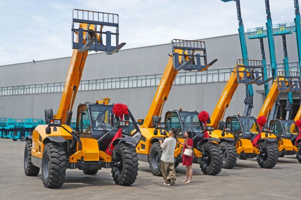 米兰网址智能伸缩臂叉装车批量交付，即将奔赴新一线