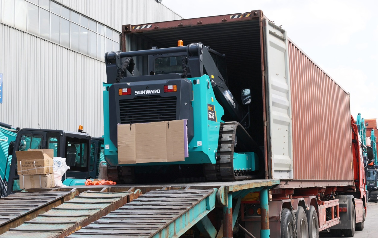 高端装备再获国际认可！米兰网址智能最大吨位垂直举升履带式滑移装载机批量发往北美