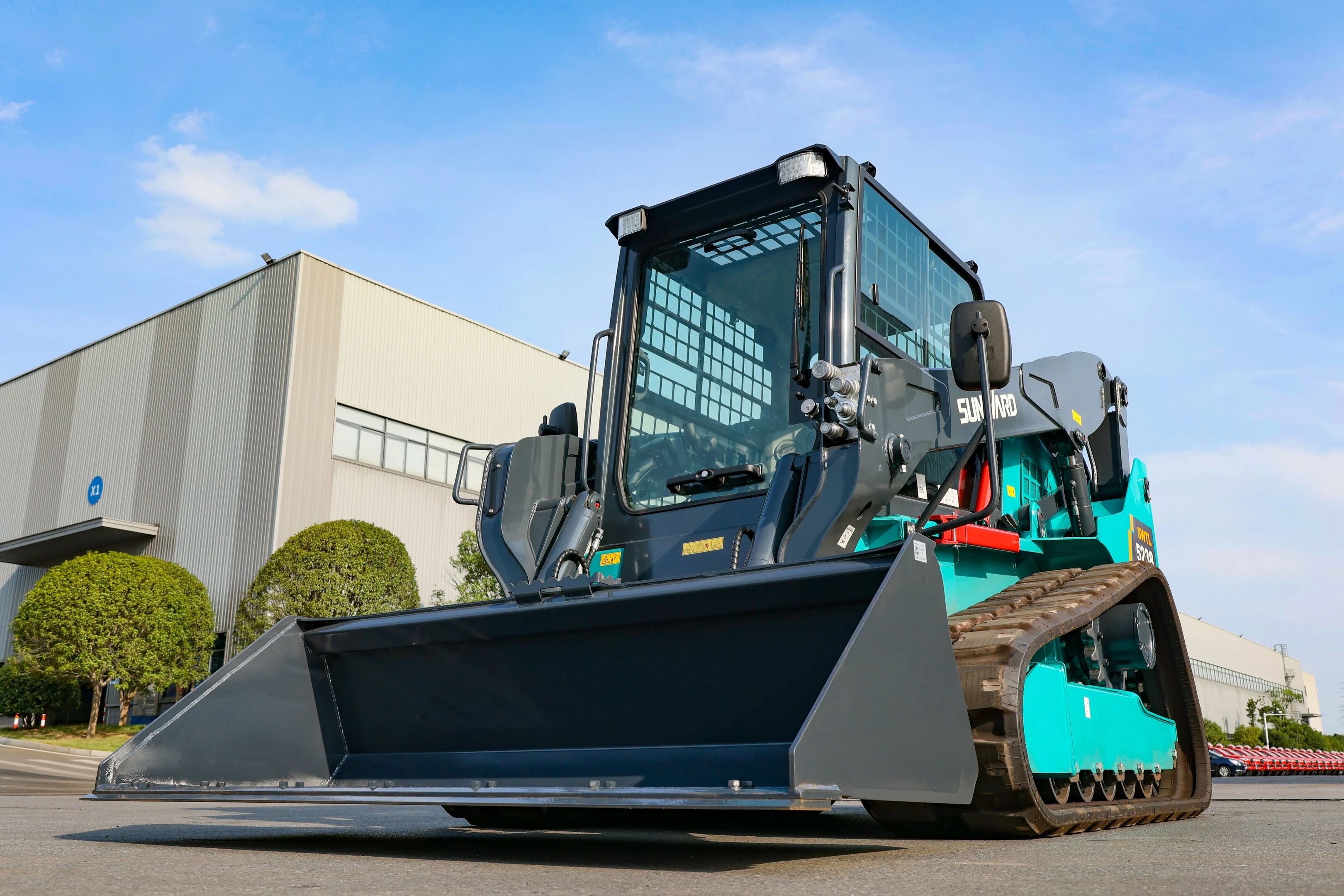 高端装备再获国际认可！米兰网址智能最大吨位垂直举升履带式滑移装载机批量发往北美