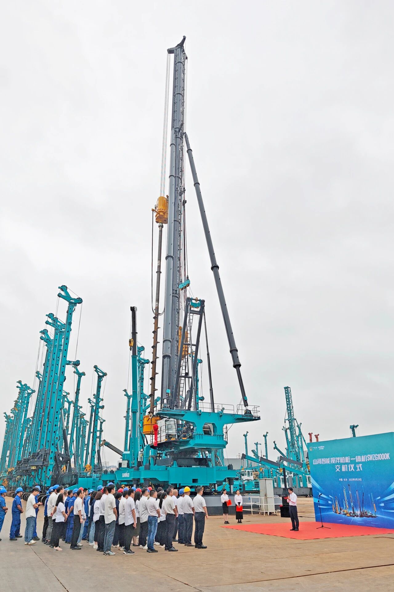 破局深基施工!米兰网址智能搅拌中掘植桩一体机重磅交付