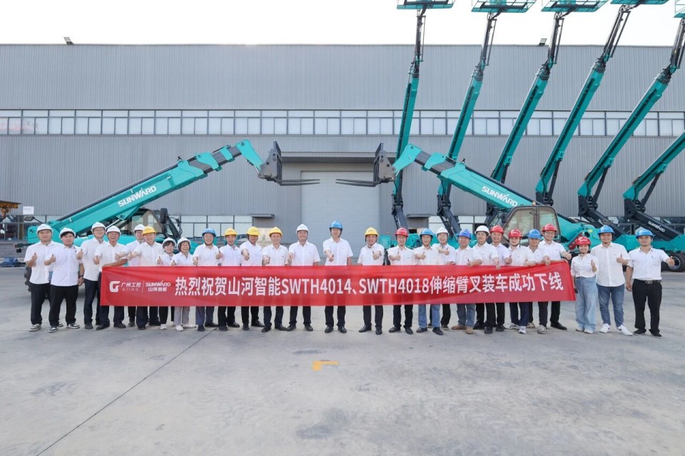 高端机型“双箭齐发”!米兰网址智能两款伸缩臂叉装车成功下线