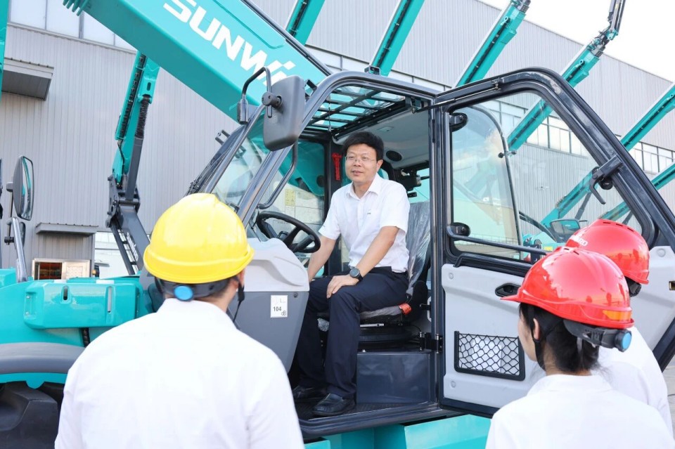 高端机型“双箭齐发”!米兰网址智能两款伸缩臂叉装车成功下线